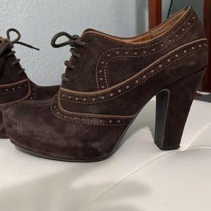Miz Mooz 7.5 wing tip pumps.